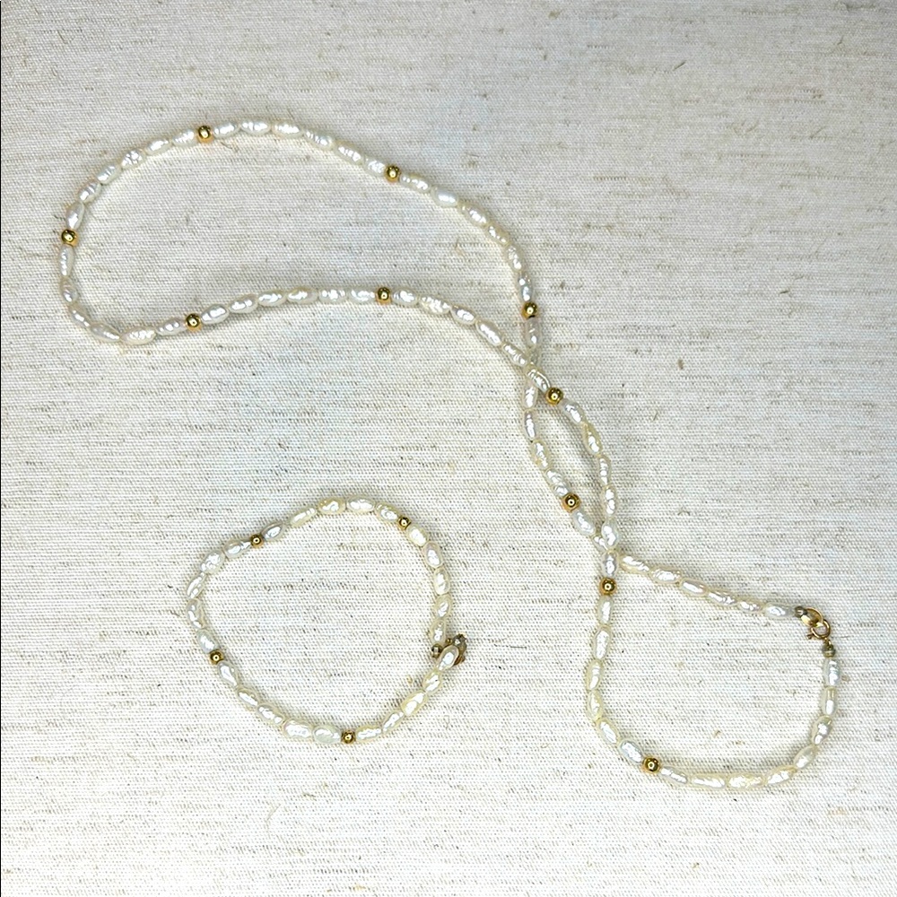 Bracelet and necklace white shell set